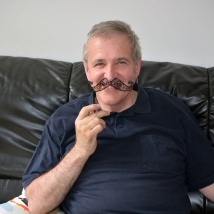 Papa a une moustache !