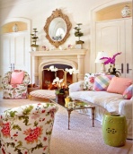 Les fauteuils à pois vintage dans cette décoration rose et clair !