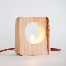 Lampe minimaliste en bois qui est dessinée par un collectif peruvien : Ayllu